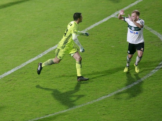 Wilson comemora o gol de empate. Foto: Marcelo Andrade