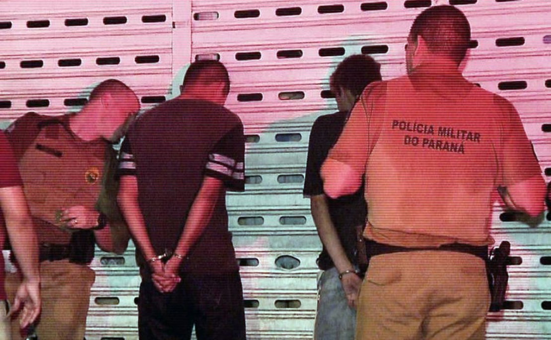 Os policiais perceberam que o rapaz que abordou a esposa do PM estava com uma arma de brinquedo. Foto: Colaboração/RPC.