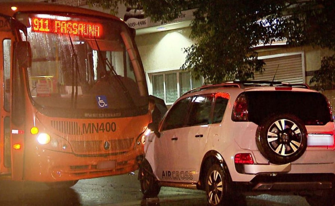 Na fuga, trio deu de cara com um ônibus da linha Passaúna. Dois foram presos e um escapou. Foto: Colaboração/RPC.