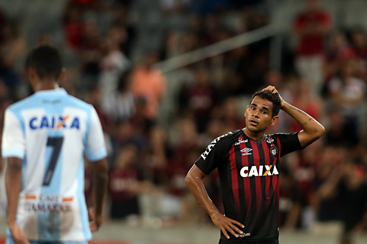 Ederson lamenta chance desperdiçada na partida. Foto: Albari Rosa