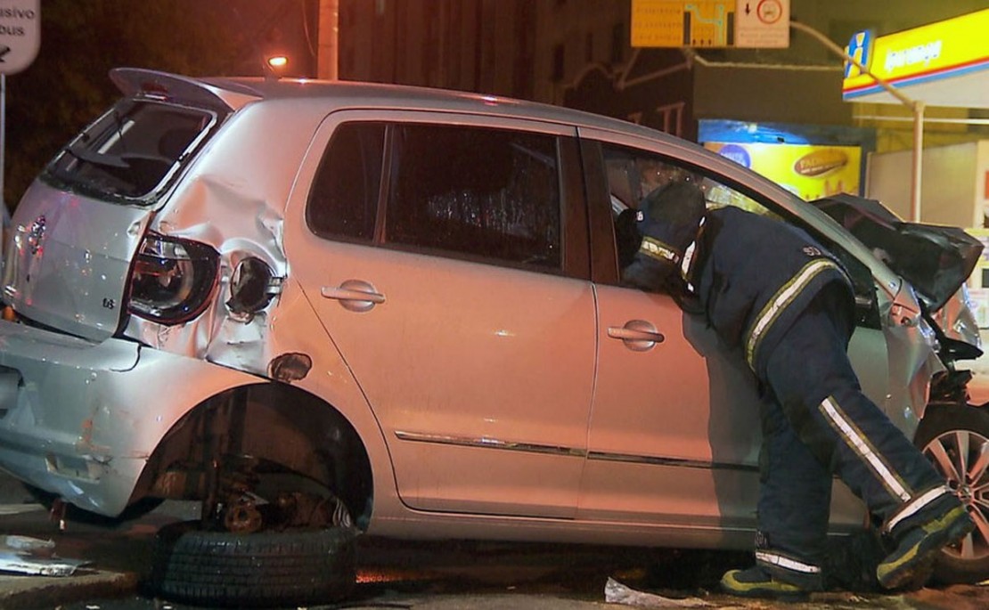 O rapaz que dirigia o Fox bateu no meio do biarticulado. Foto: Reprodução/RPCTV.