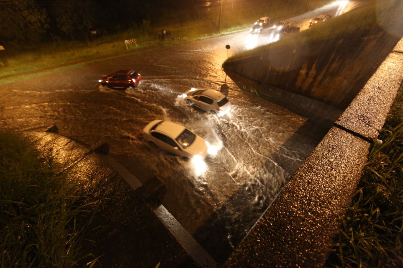 Enchente alagou pontos da região sul de Curitiba. Foto: Lineu Filho