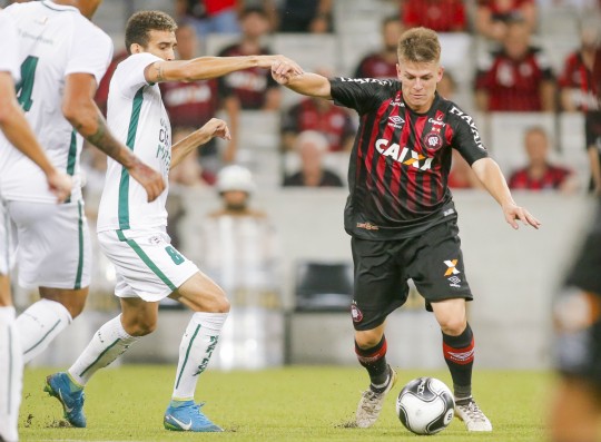 Com Bruno Guimarães e Matheus Anjos como dúvidas, João Pedro pode ser o principal articulador do Furacão na final. Foto: Lineu Filho
