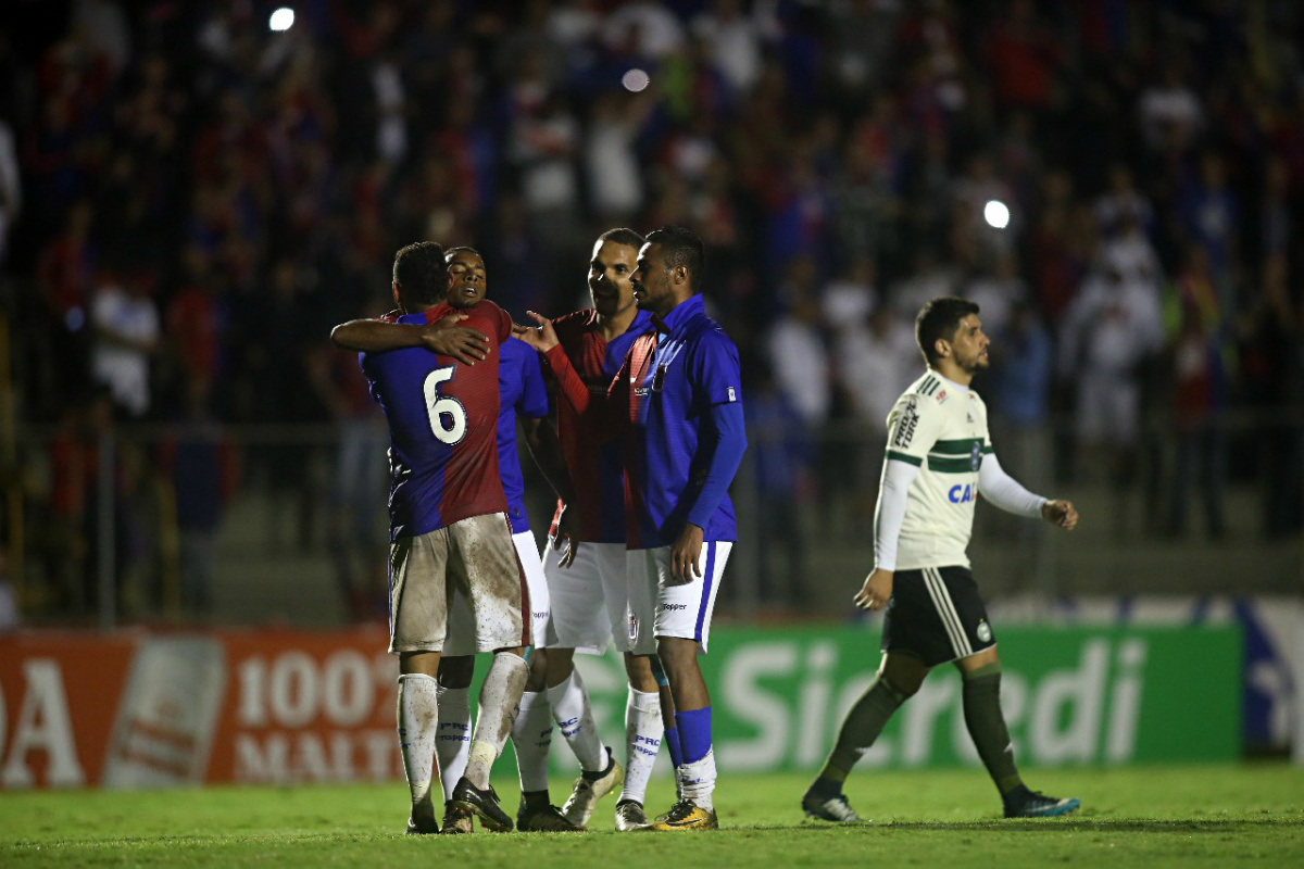 Jogadores do Tricolor comemoram importante vitória. Foto: Albari Rosa