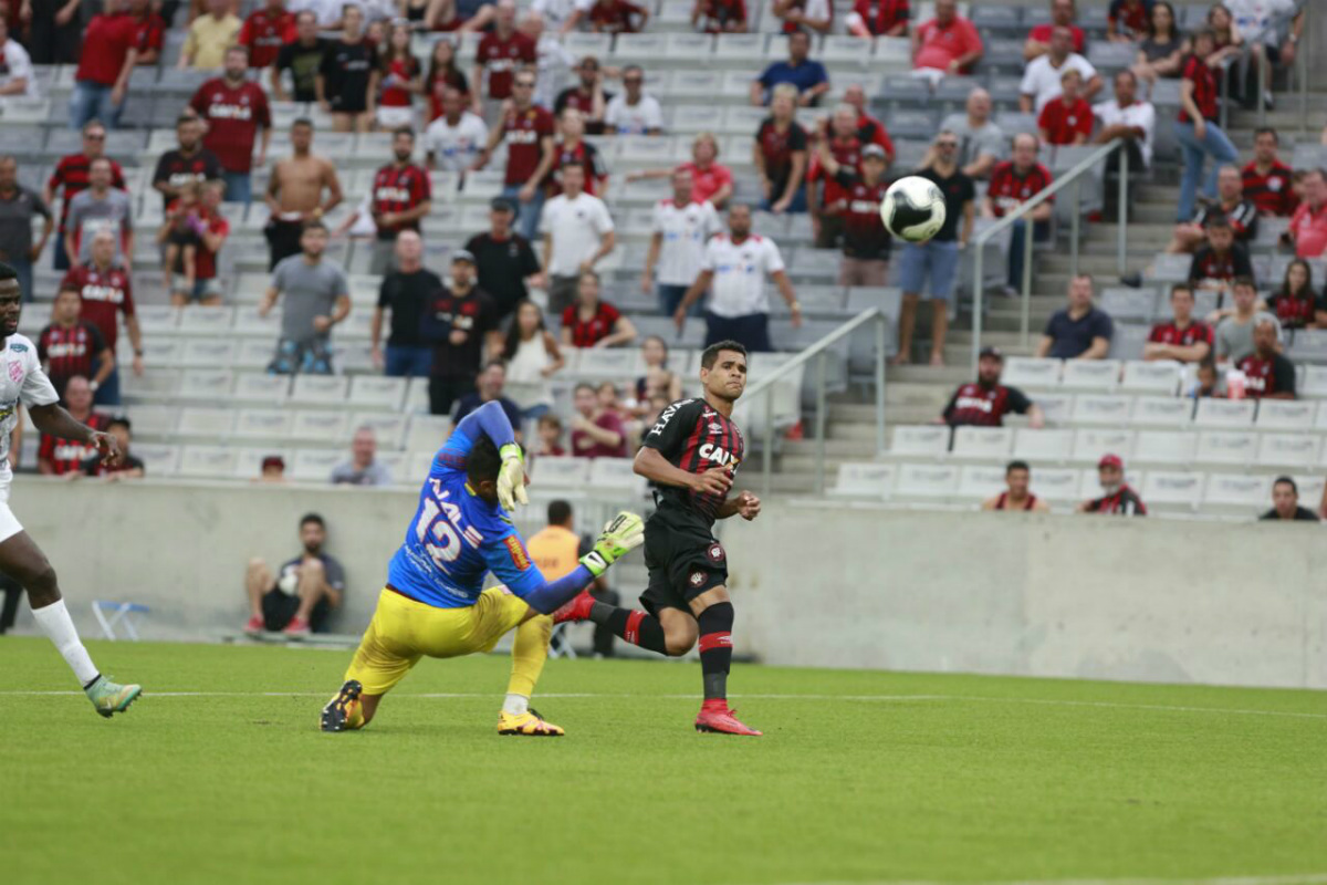 Ederson deu um tapa por cima do goleiro pra marcar um golaço contra o Rio Branco. Foto: Marcelo Andrade