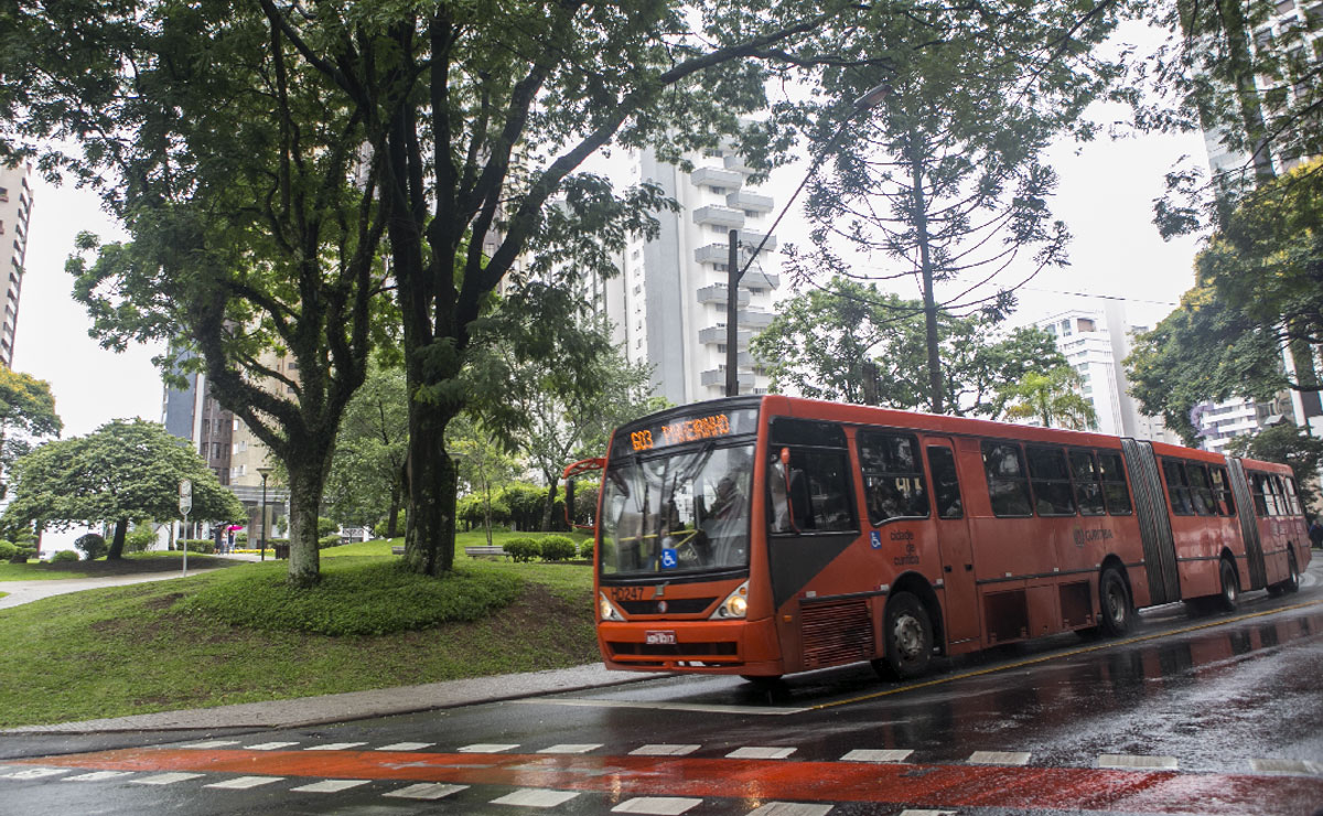 Novo Ligeirão terá 8 estações-tubo entre o terminal Santa Cândida e a Praça do Japão. Foto: Marcelo Andrade.