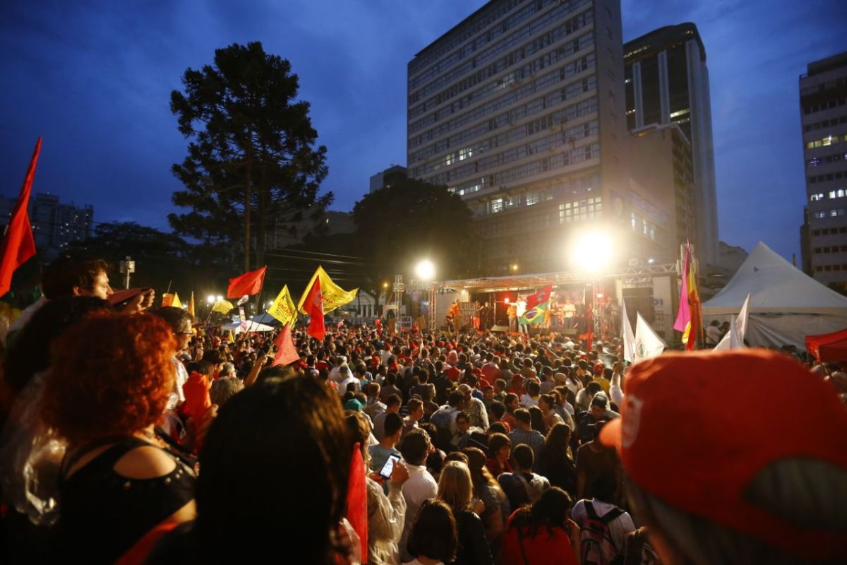 Atos na Praça Santos Andrade prometem esquentar o centro de Curitiba. Foto: Jonathan Campos