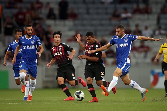 Matheus Anjos (à esq.) ao lado de Ederson (à dir.). O meia deu assistência para o único gol da partida. Foto. Albari Rosa 