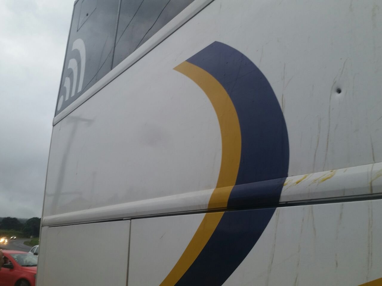 Senador petista postou foto com ônibus atacado. Foto: Reprodução Twitter/Lindbergh Farias