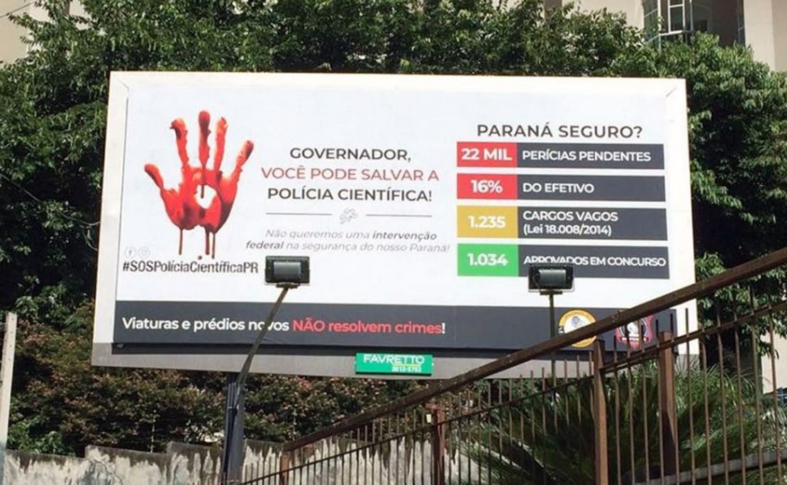 Aprovados em concurso do IML cobram melhorias com outdoor na frente da casa de Beto Richa. Foto: Reprodução.