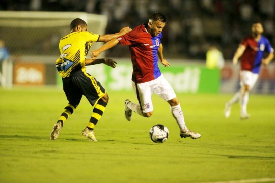 Marcelo Baez na partida contra o Cascavel. O paraguaio virou titular com Micale. Foto: Lineu Filho