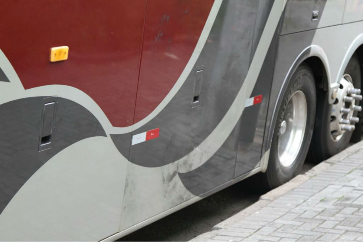 Marcas do do arrombamento do ônibus ficaram à mostra. Foto: Gerson Klaina