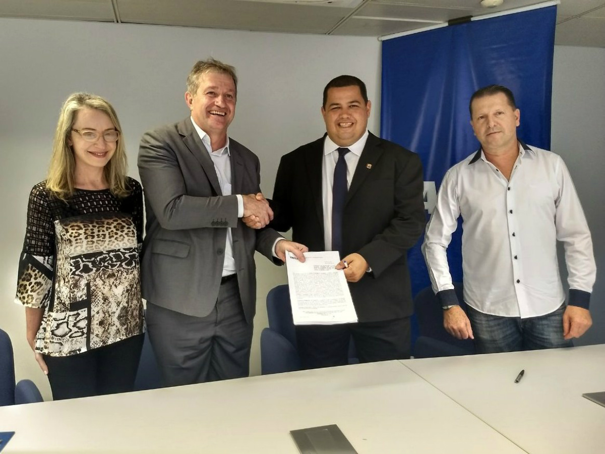 Presidente do Paraná Clube, Leonardo Oliveira, assinou o contrato com a Caixa Econômica. Foto: Divulgação/Paraná Clube