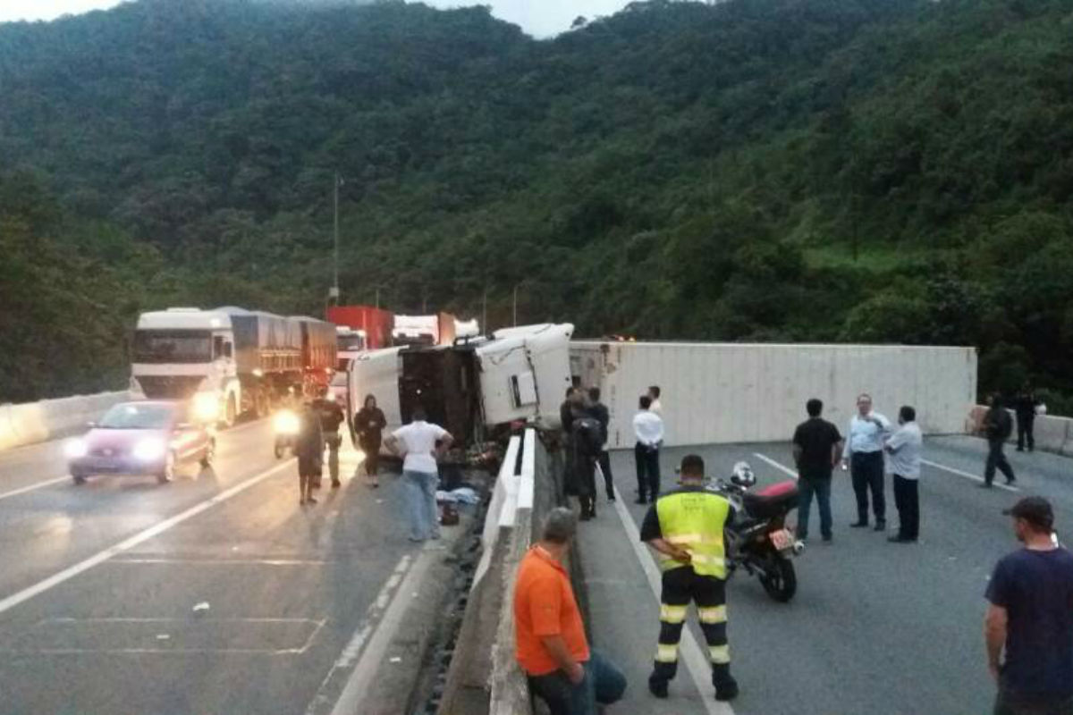 Caminhão tombou na divisa das pistas. Foto: Divulgação/PRF
