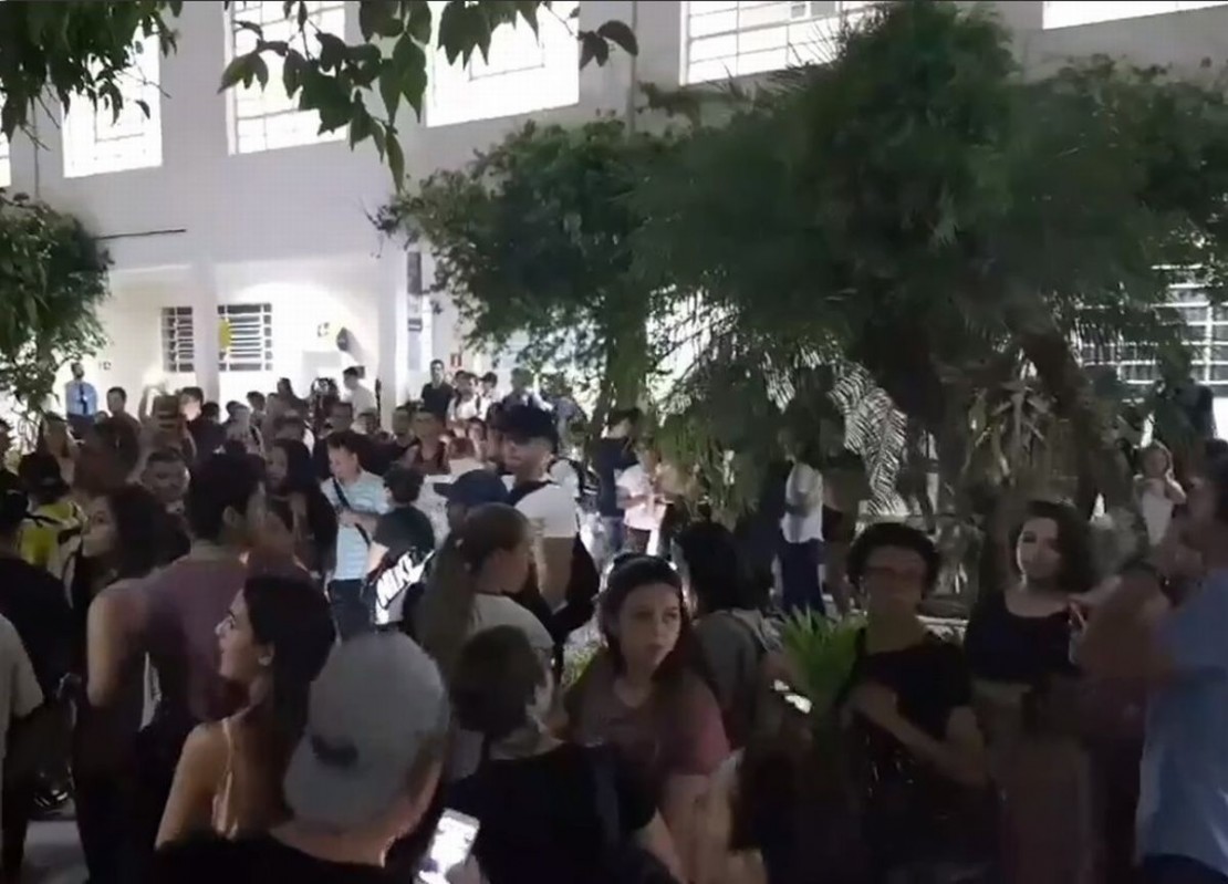 Alunos se reuniram em frente aos portões da faculdade para protestar. Foto: Colaboração