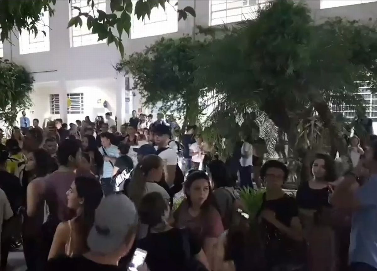 Alunos se reuniram em frente aos portões da faculdade para protestar. Foto: Colaboração