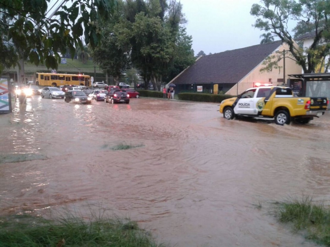 Ruas do São Lourenço ficaram completamente alagadas nesta quarta. Foto: Gerson Klaina