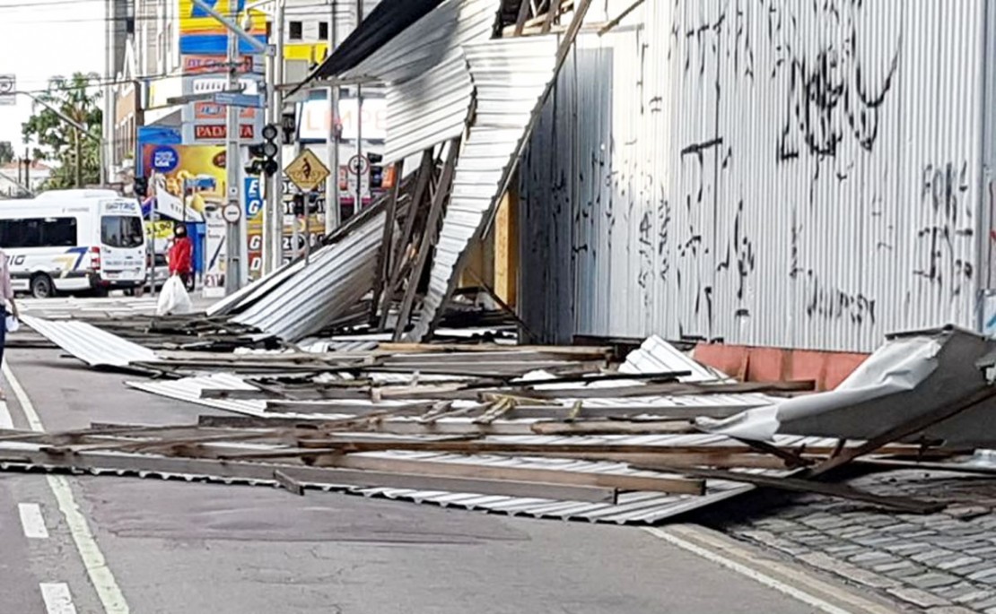 A queda de uma barreira de proteção de uma obra abandonada complicou ainda mais o trânsito. Foto: Divulgação/Setran
