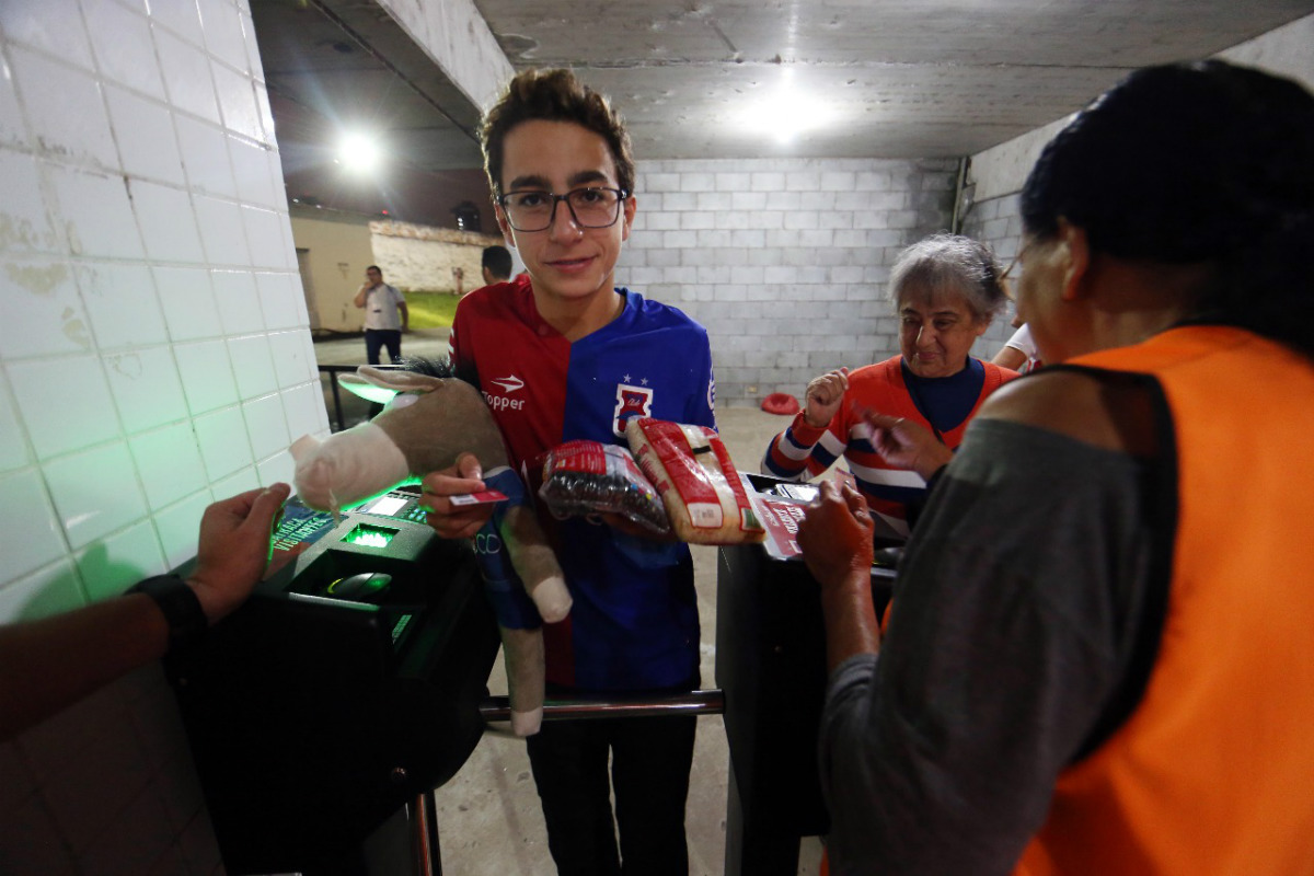 Torcedores levaram alimentos para serem doados para vítimas da chuva do último domingo (4). Foto: Juliana Fontes