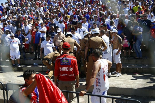 Polícia separa briga nas arquibancadas da Vila. Foto: Marcelo Andrade.