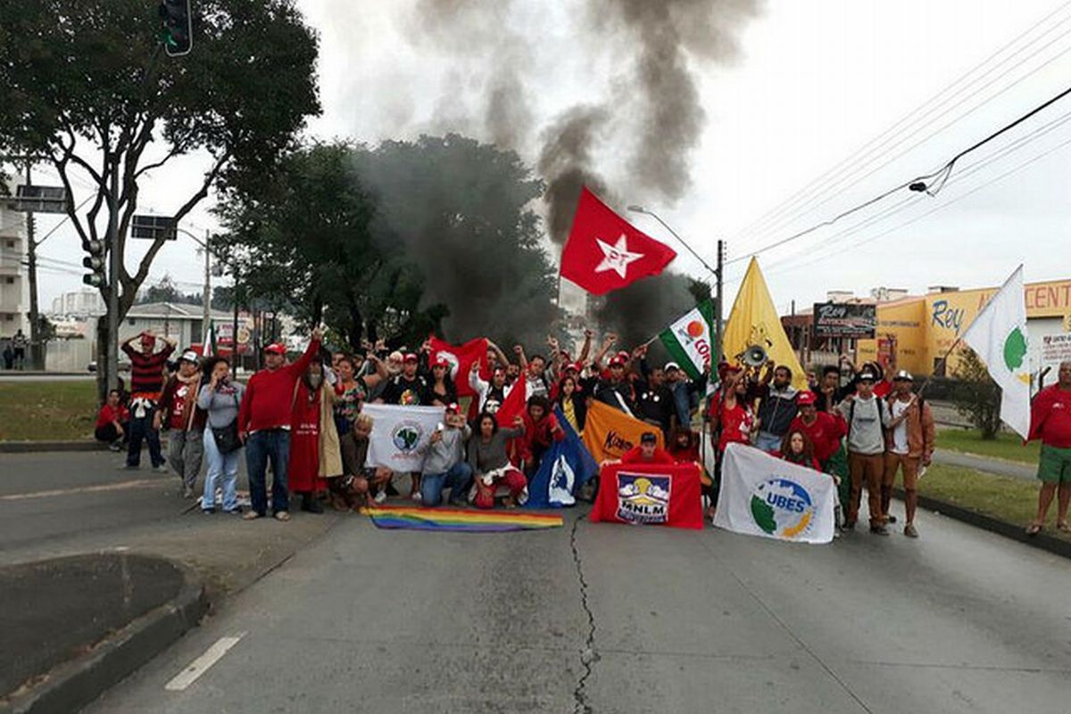 Partidários do ex-presidente Lula fecharam rua após ataque ao acampamento. Foto: Neudicleia de Oliveira/Brasil-de-Fato