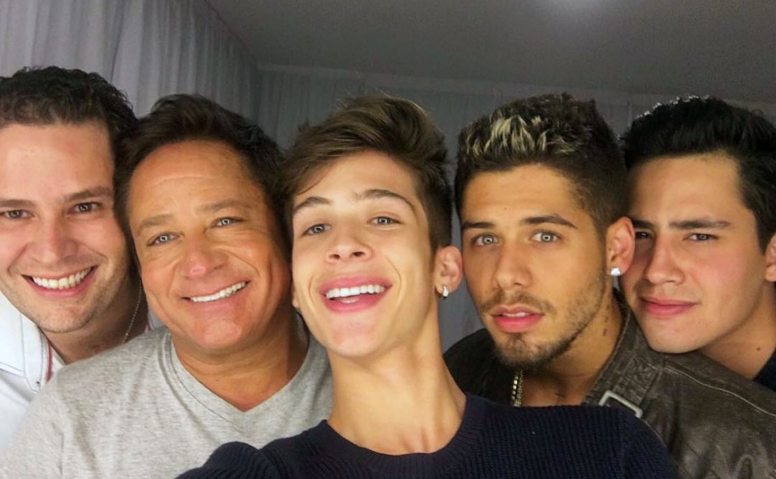 Leonardo posta foto com seus quatro filhos homens e bomba nas redes sociais. Foto: Reprodução/Instagram