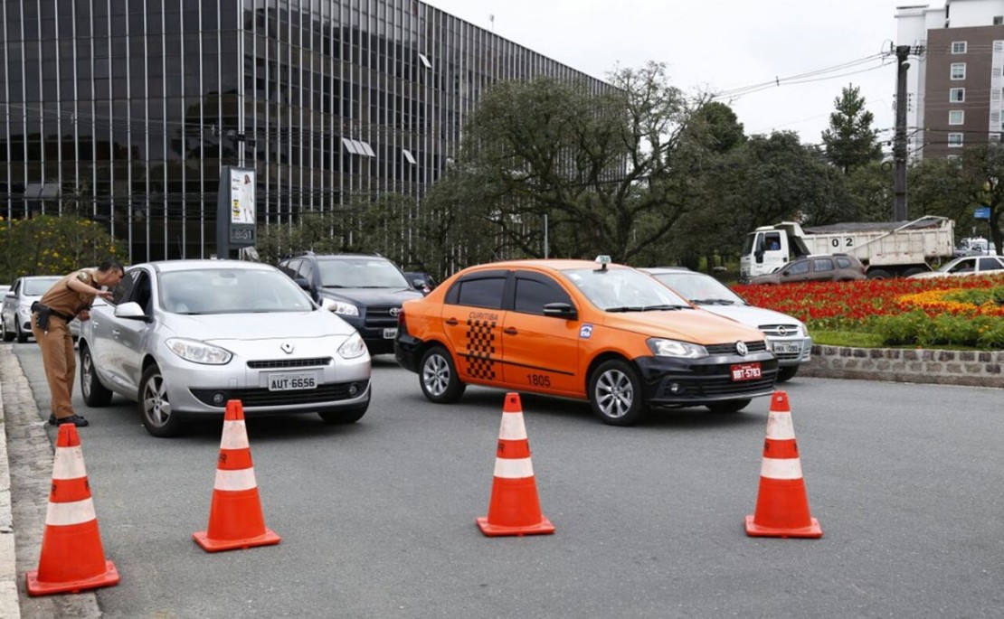 Trânsito complicou no Centro Cívico. Foto: Aniele Nascimento.