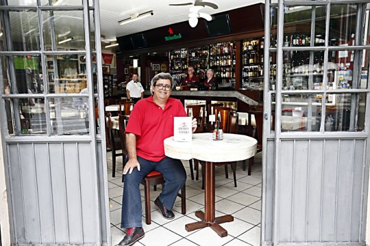 Mendonça com seu livro O Diabo Ataca no Varejo, com as cronicas que escreveu na Gazeta do Povo e Tribuna do Paraná. Foto: Albari Rosa