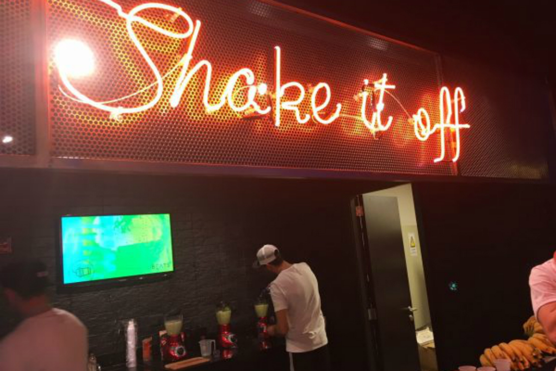 No “bar” são vendidos shakes para antes e depois da aula; custam R$ 14 em média. Foto: Divulgação