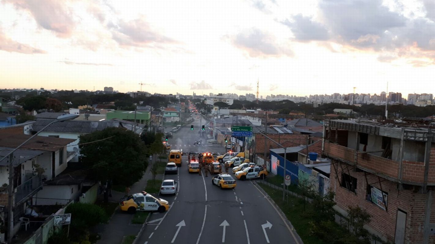 Moradores fecham trânsito também no início da Rua Chile. Foto: Átila Alberti