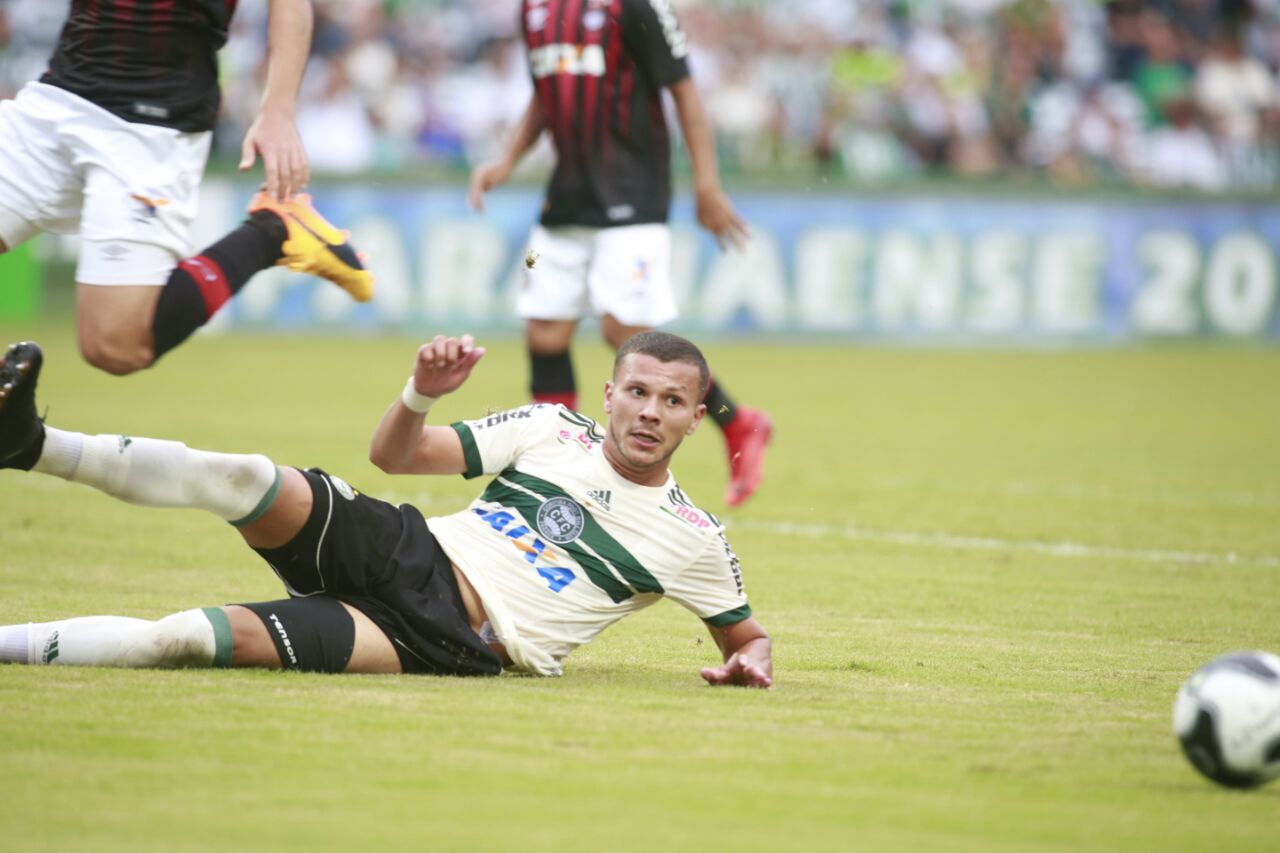 Thalisson Kelven se esforçou no primeiro jogo da decisão. Foto: Marcelo Andrade