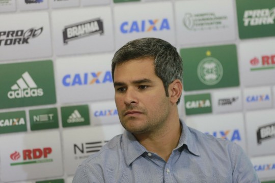 "Eduardo Baptista tem embasamento suficiente para ser treinador de um clube grande como o Coritiba", diz o diretor Augusto Oliveira.