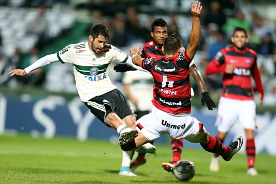 No primeiro tempo, Bruno Moraes teve uma chance clara. Perdeu. Foto: Albari Rosa