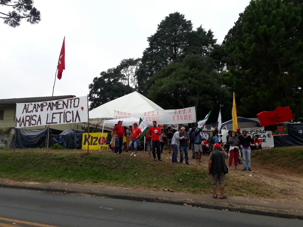 Apesar do ataque, manifestantes não vão sair do Santa Cândida. Foto: Divulgação/Neudicleia de Oliveira/ Brasil de Fato.