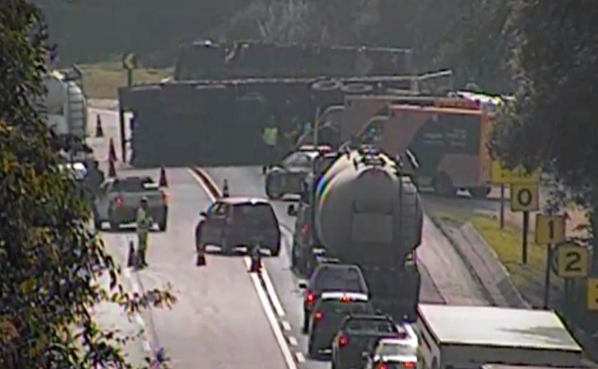 Caminhões bloqueiam parcialmente trecho da BR-116. Foto: Divulgação/Planalto Sul.