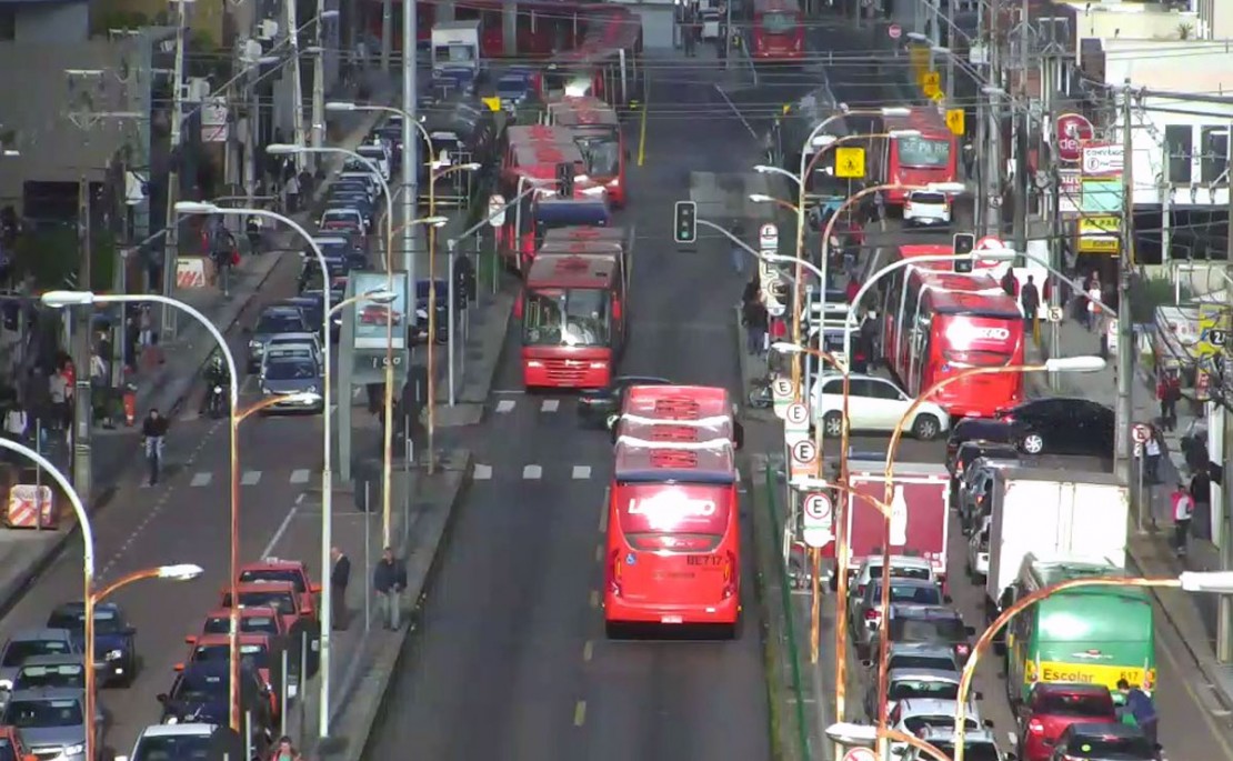 Acidente complica o fluxo de veículos no Água Verde, em Curitiba. Foto: Reprodução//Setran.