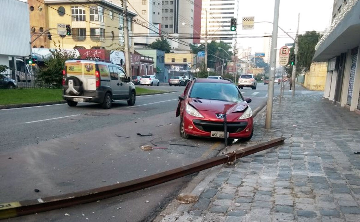 Acidente deixou uma pessoa ferida e um poste destruído. Foto: Divulgação/Setran.