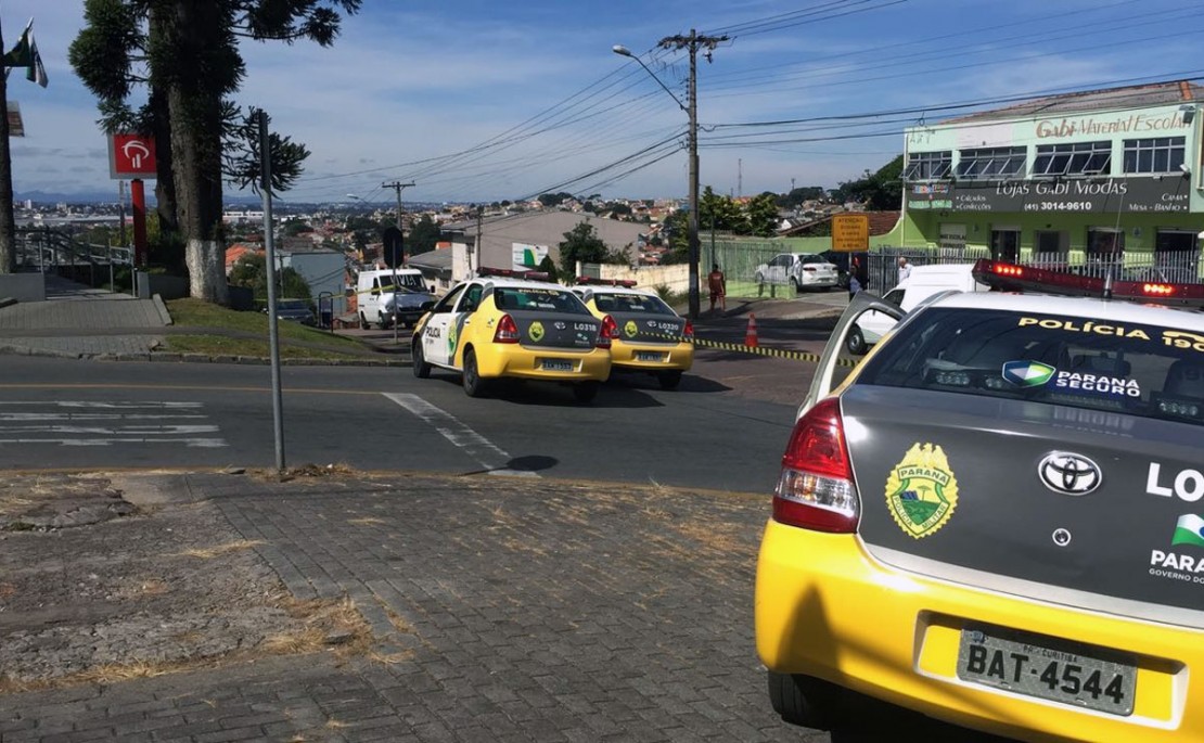 Entorno de agência bancária é isolado após ameaça de bomba no Bairro Alto. Foto: Trânsito Curitiba.
