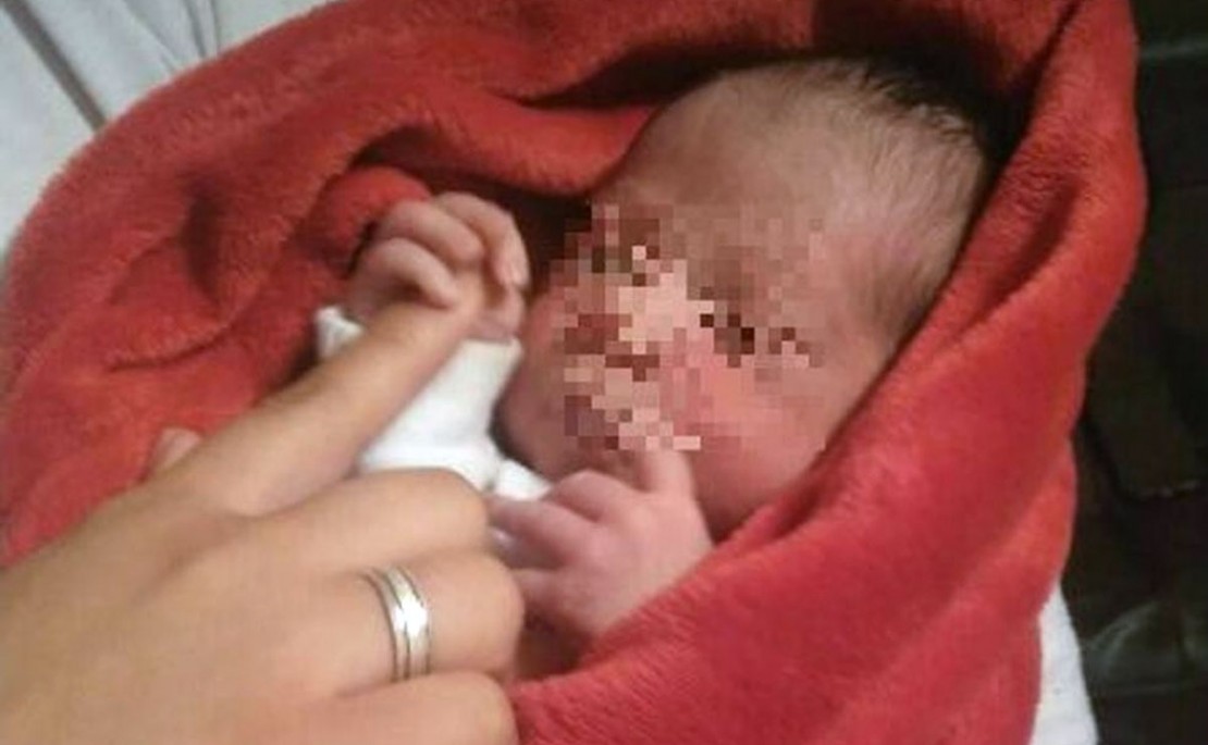 Roseli encontrou um menino saudável, chorando e ainda com partes do cordão umbilical. Foto: Roseli Dembeski/Arquivo Pessoal/Gazeta do Povo.