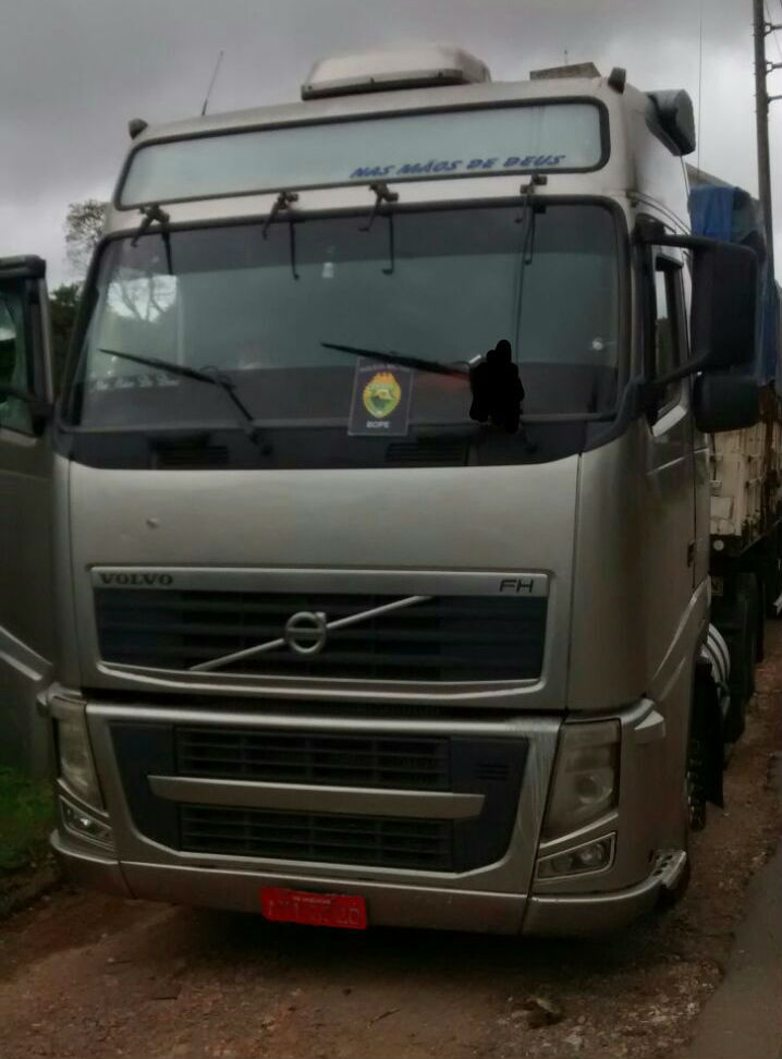 Caminhão roubado levava carga de clorito de sódio. Foto: Divulgação/Bope