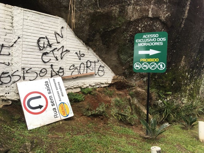 Essa não é a primeira vez que os moradores de Caiobá reclamam de placas instaladas no local. Foto: Colaboração/ Rodrigo Gregório dos Santos