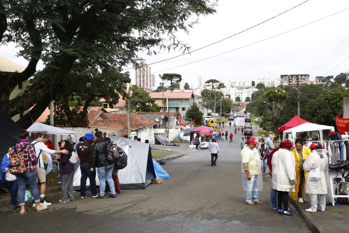 Acampamento Lula Livre nas ruas próximas ao prédio da Polícia Federal . Foto: Aniele Nascimento