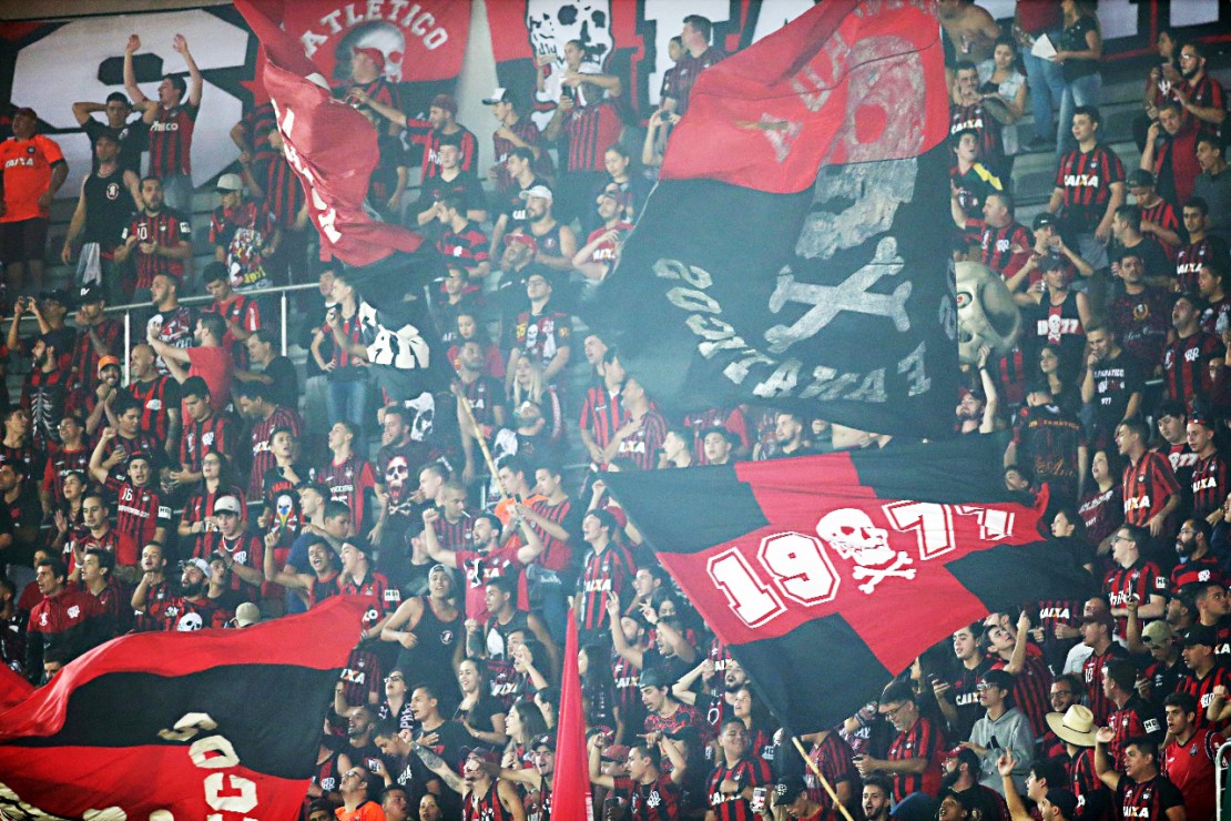 A torcida do Atlético fez festa, a organizada pôde levar seus adereços, o público foi o maior do ano. Foto: Albari Rosa