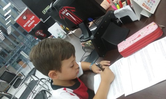 Kauã assina o plano de sócios do Atlético. Foto: Reprodução.