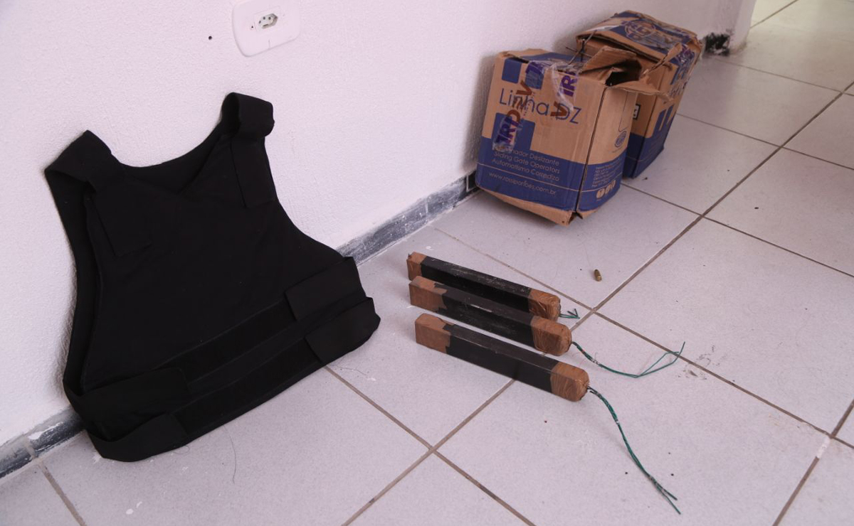 Na casa, também foram encontrados explosivos e miguelitos, usados para furar pneus de carros. Foto: Átila Alberti