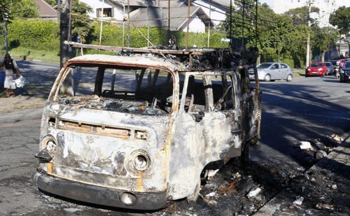 Veículo ficou completamente destruído. Foto: Aniele Nascimento.