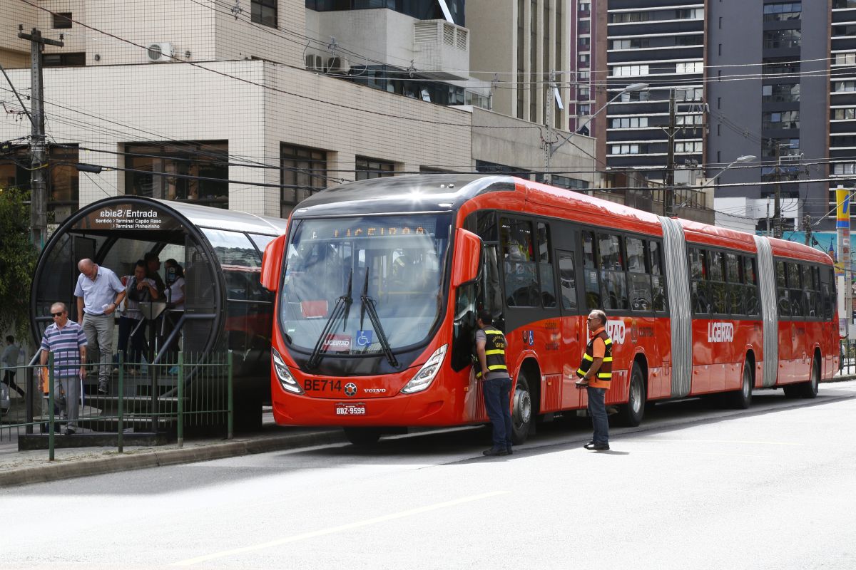 Veículo da linha Ligeirão Norte-Sul estragou na Estação Central. Foto: Aniele Nascimento