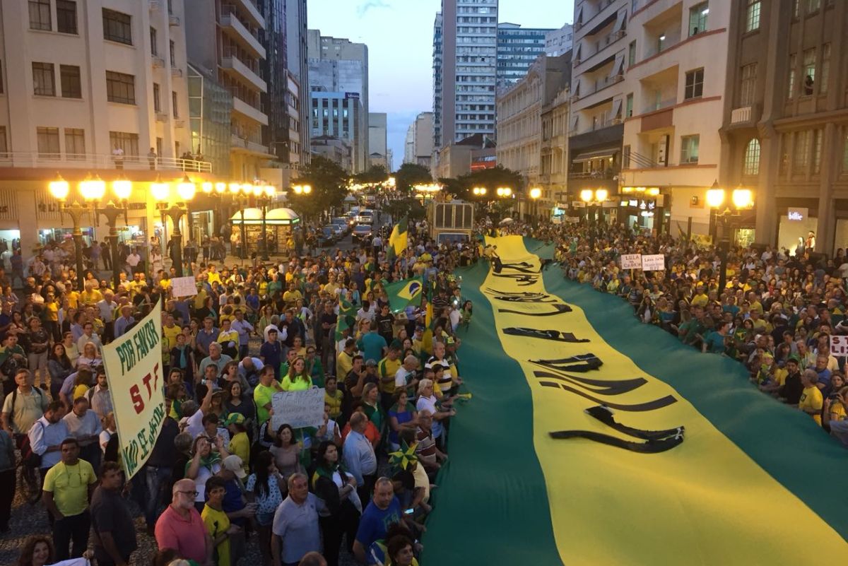 Manifestantes tomaram a Boca Maldita para pedir a prisão do ex-presidente Lula. Foto: Maria Luiza Piccoli