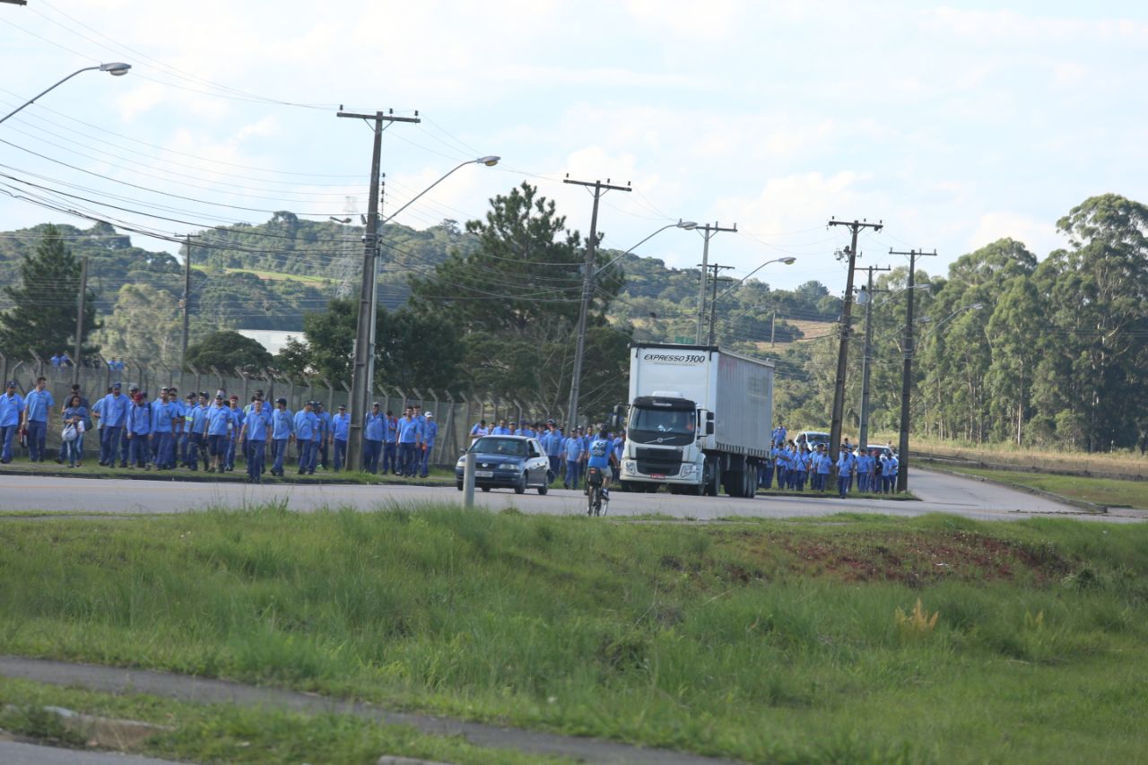 Trabalhadores da Renault voltaram ao trabalho por volta das 16h. Foto: Atila Alberti