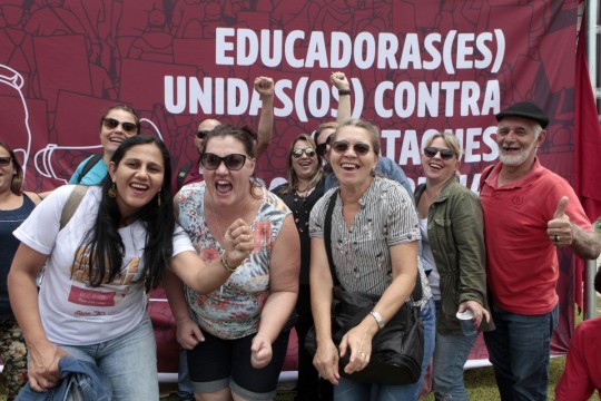 Política de ajuste fiscal colocou Richa em rota de colisão com o funcionalismo público. Foto: Daniel Caron